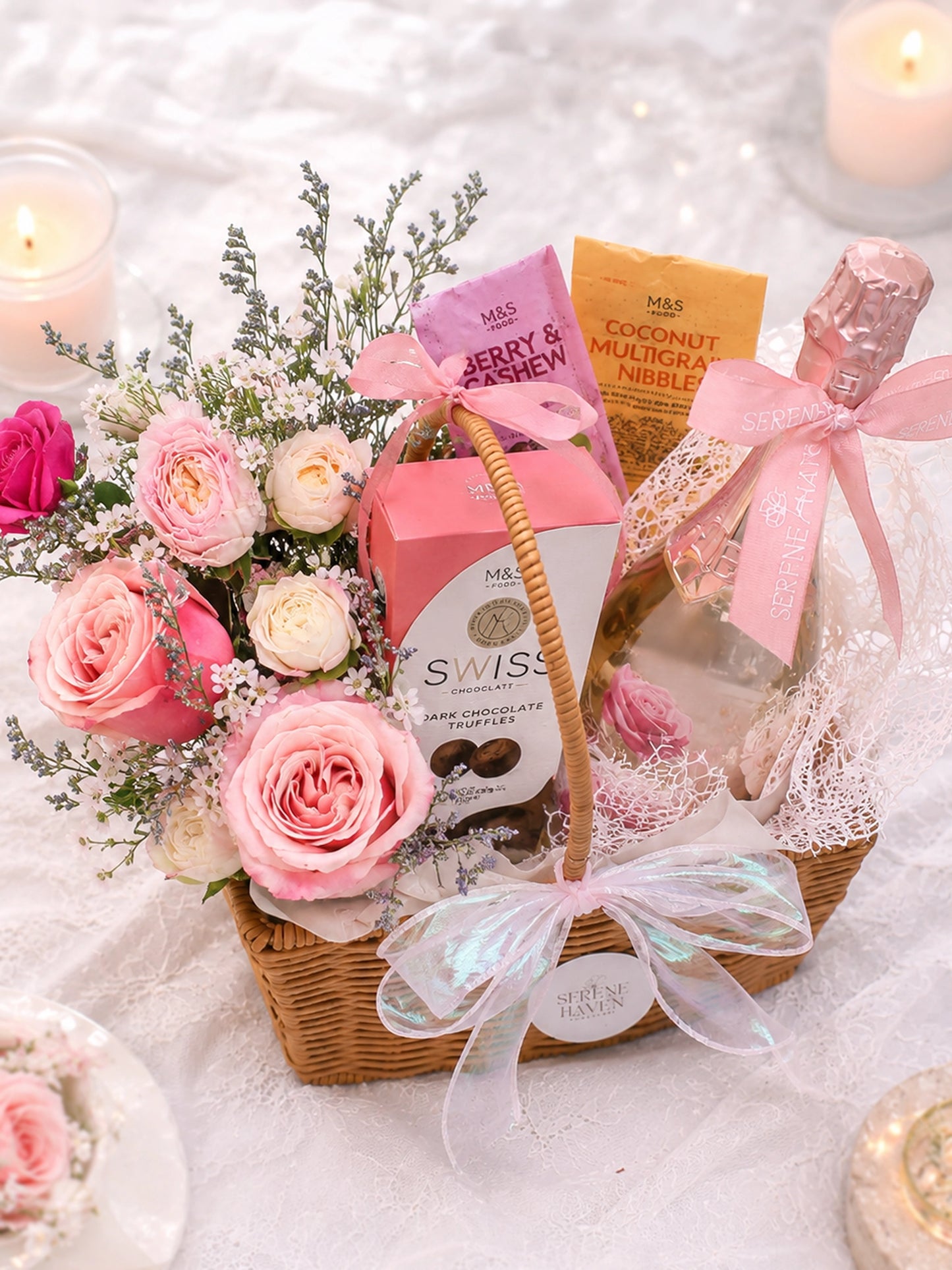 Serene Haven Celebration 禮籃細節,鮮花、朱古力及 Moscato Rosé 近拍。Close-up of celebration hamper with flowers, wine and chocolate.