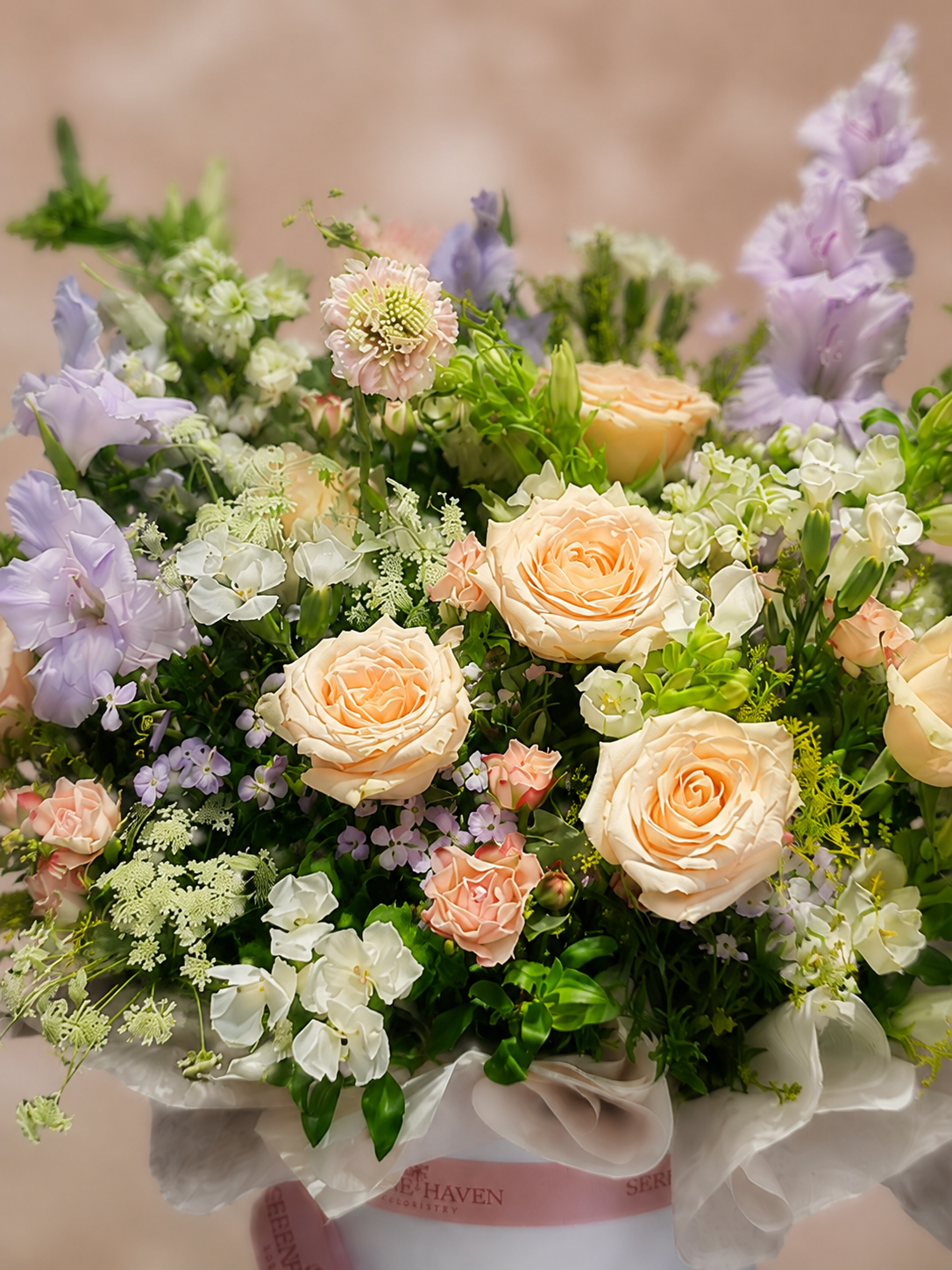 Serene Haven 西營盤花店 - Chapter of Grace 萬用送禮 優雅圓形鮮花禮盒與精緻粉色緞帶包裝細節