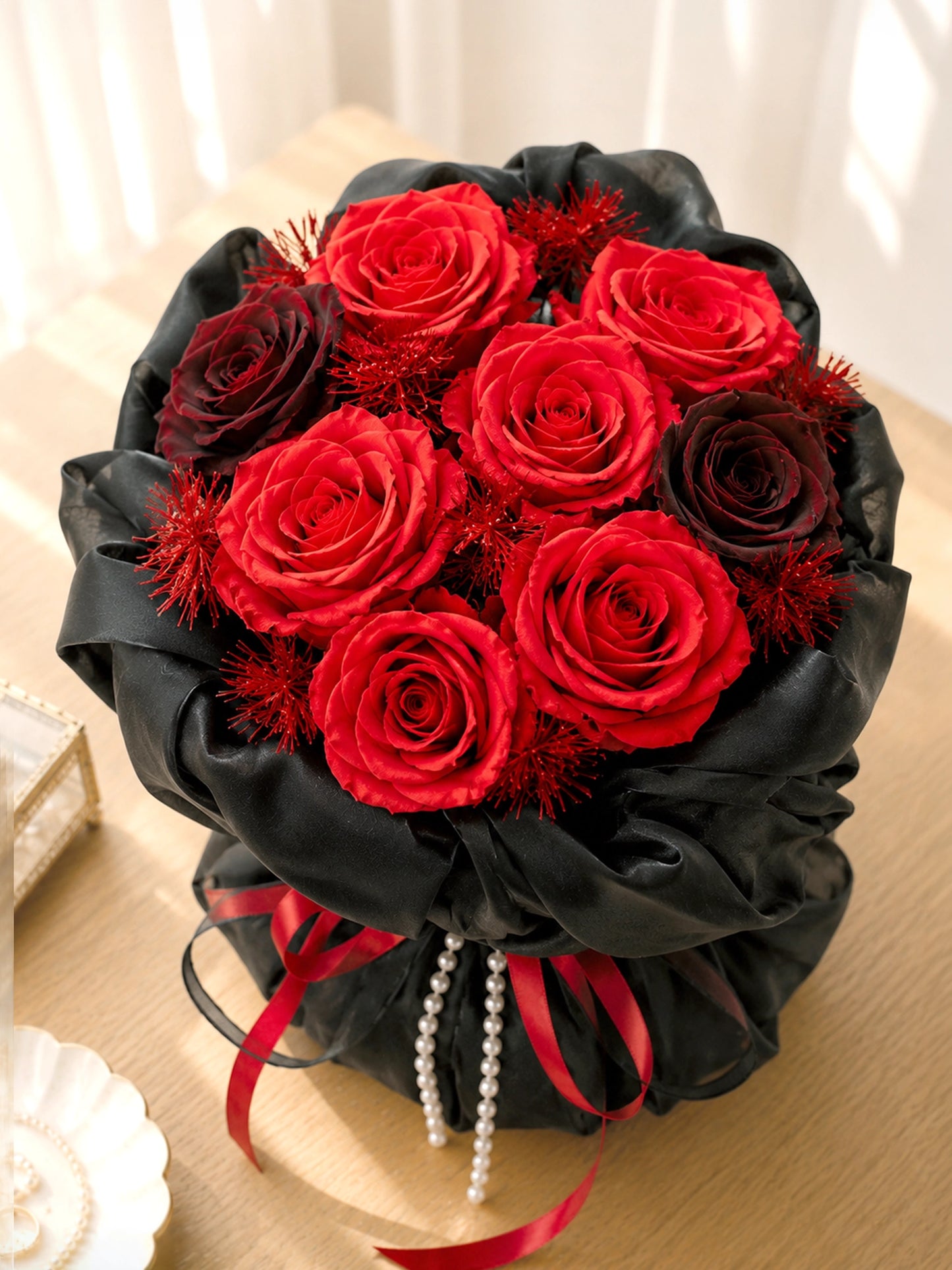 Serene Haven 西營盤花店 - Crimson Noire Ever preserved flowers 奢華經典紅玫瑰與黑玫瑰永生花細節特寫