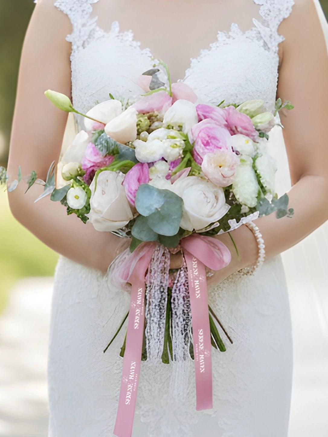 Serene Haven Élan 新娘花球,粉白色浪漫花藝設計。Soft pink bridal bouquet handcrafted by Serene Haven.