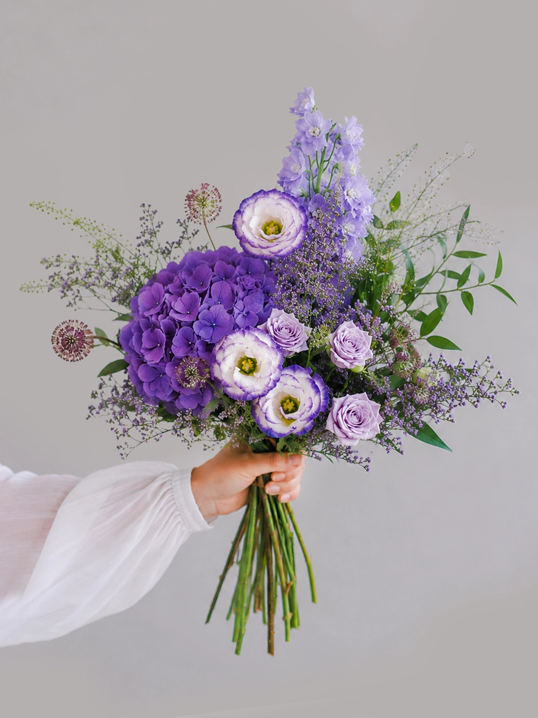 Florist’s Pick 粉紫花束,以淺紫大飛燕、紫色lisianthus、多頭玫瑰、及自然綠葉搭配