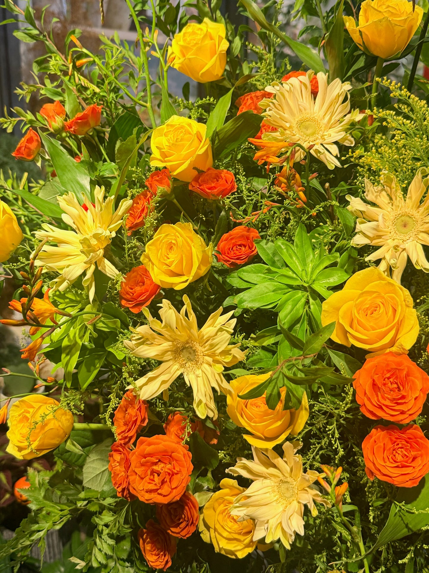 Golden Rise flower detail|黃色 roses、橙色小花與 greenery