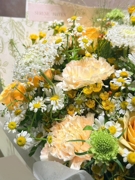 Lemon Cream 花束細節|Yellow roses and white seasonal blooms