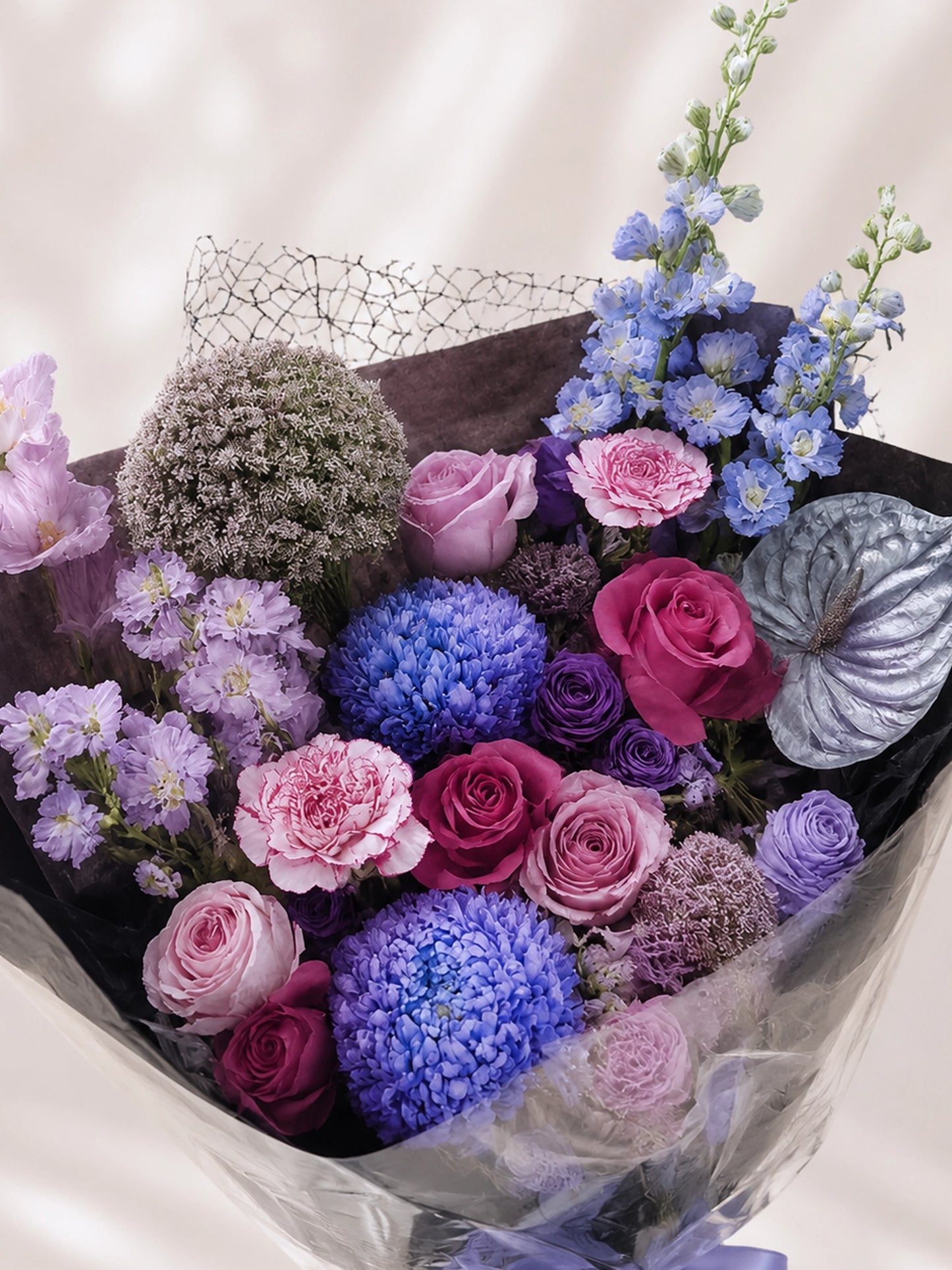 Moonlight Sonata 側面展示,lavender and blue floral arrangement