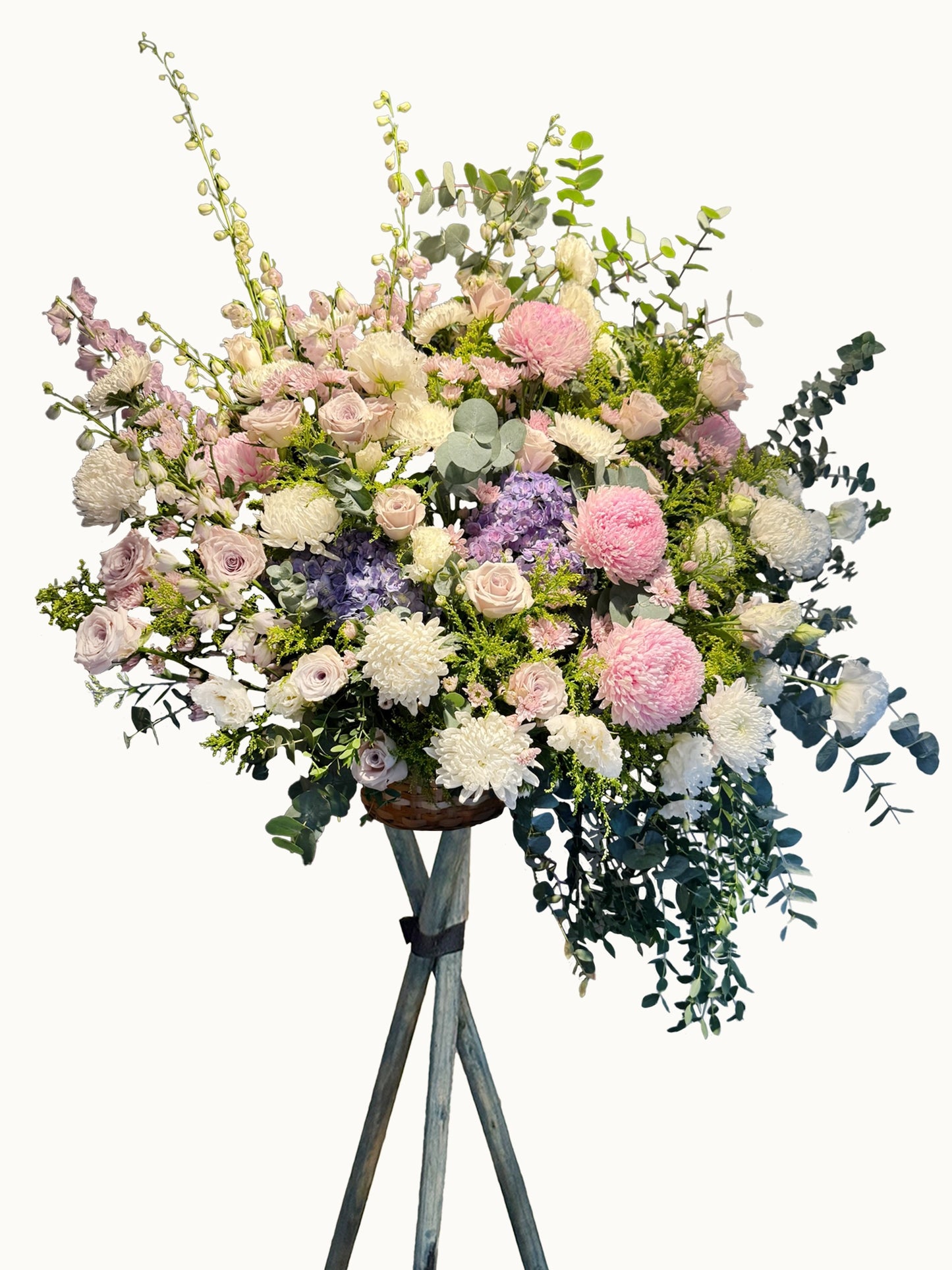 Pastel pink、cream blooms 及 flowing eucalyptus 組成的 elegant floral stand,適合慰問或開張場合