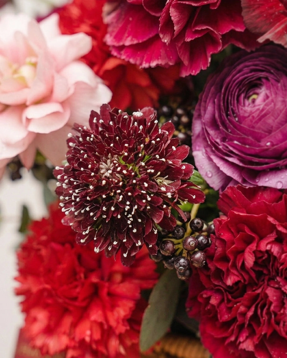 紅色花材 Close-up|Deep red flowers in Ruby Garden Basket