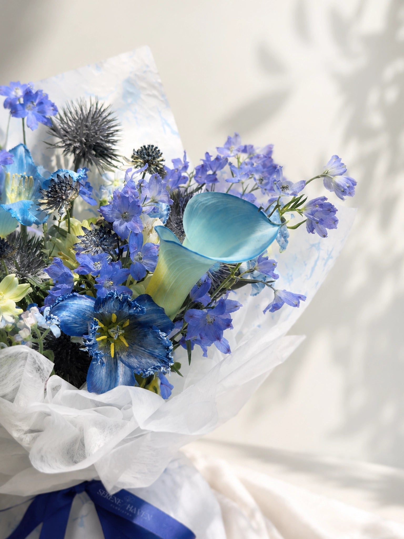 Azure Haven 花束細節｜Blue Calla Lily 焦點特寫，配 Delphinium 及藍色季節花材