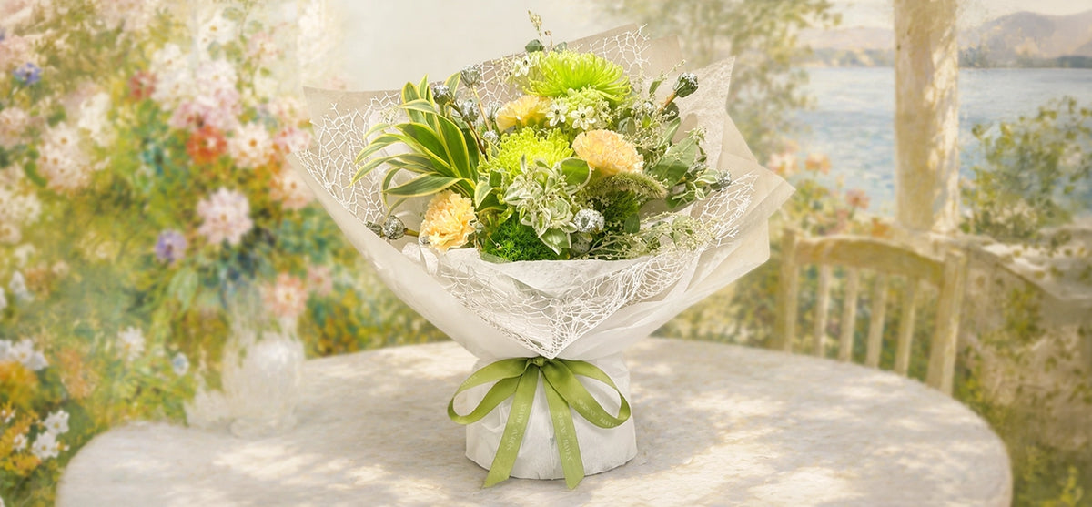 Renoir 靈感花束，fresh green foliage、soft white flowers，同自然花園氛圍。