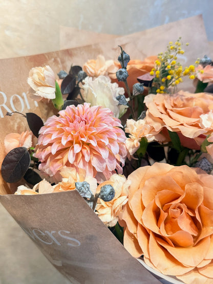 Close-up of peach dahlia and roses 花藝細節