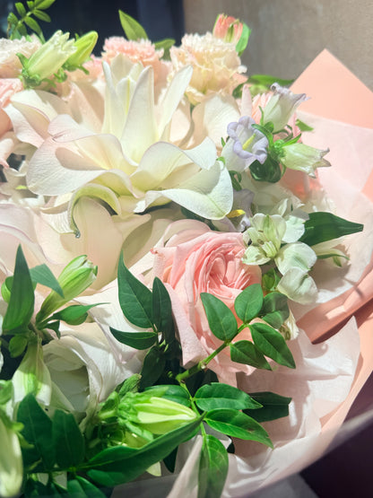 Gentle Blush Tribute 象牙白百合、粉色玫瑰及季節花材細節照