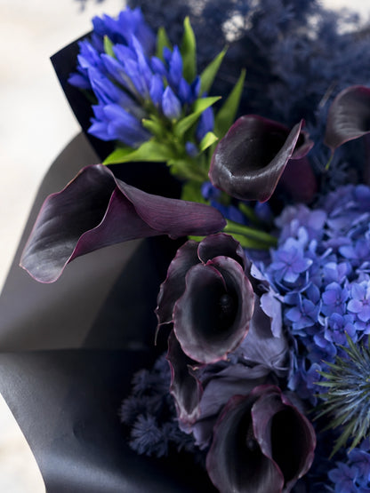 Midnight Odyssey close-up，展示深紫 calla lilies、blue gentian、繡球及 eryngium