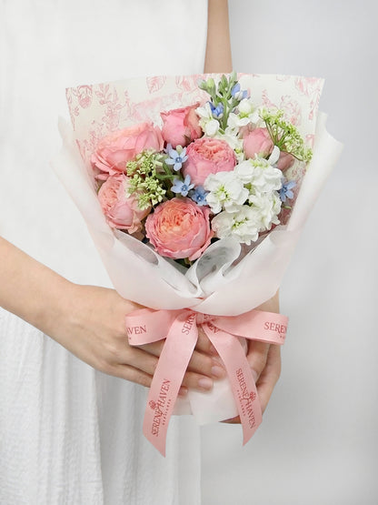 A Quiet Yes Petite 粉色花束，小尺寸 romantic bouquet