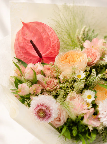 All You Need To Know 粉紅 Anthurium 同 pastel flowers 特寫，展現 delicate floral textures and elegant bouquet styling.