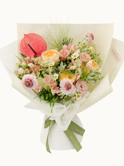 All You Need To Know 花束正面，粉色玫瑰、Gerberas、粉紅 Anthurium 配季節花材，romantic pastel bouquet for birthdays and anniversaries.