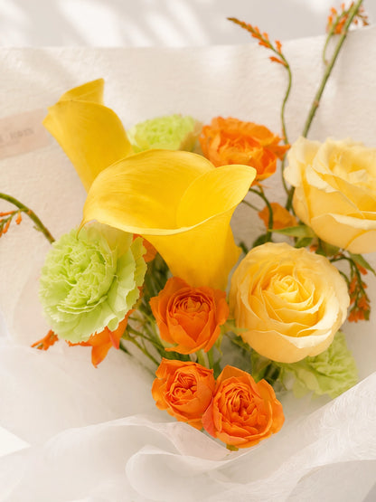 Always Connected close-up，黃色 calla lilies 配香檳玫瑰及橙色 blooms，溫暖花材細節，elegant bouquet full of sunshine tones.