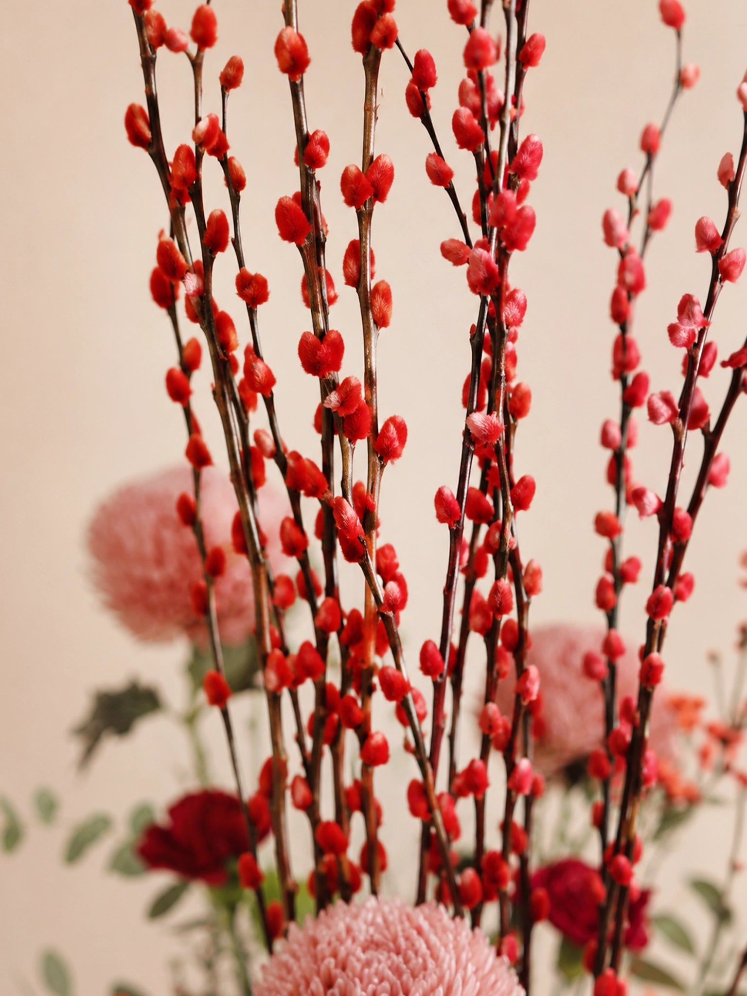 賀年枝材細節｜Amber Bloom Vase with sculptural festive branches