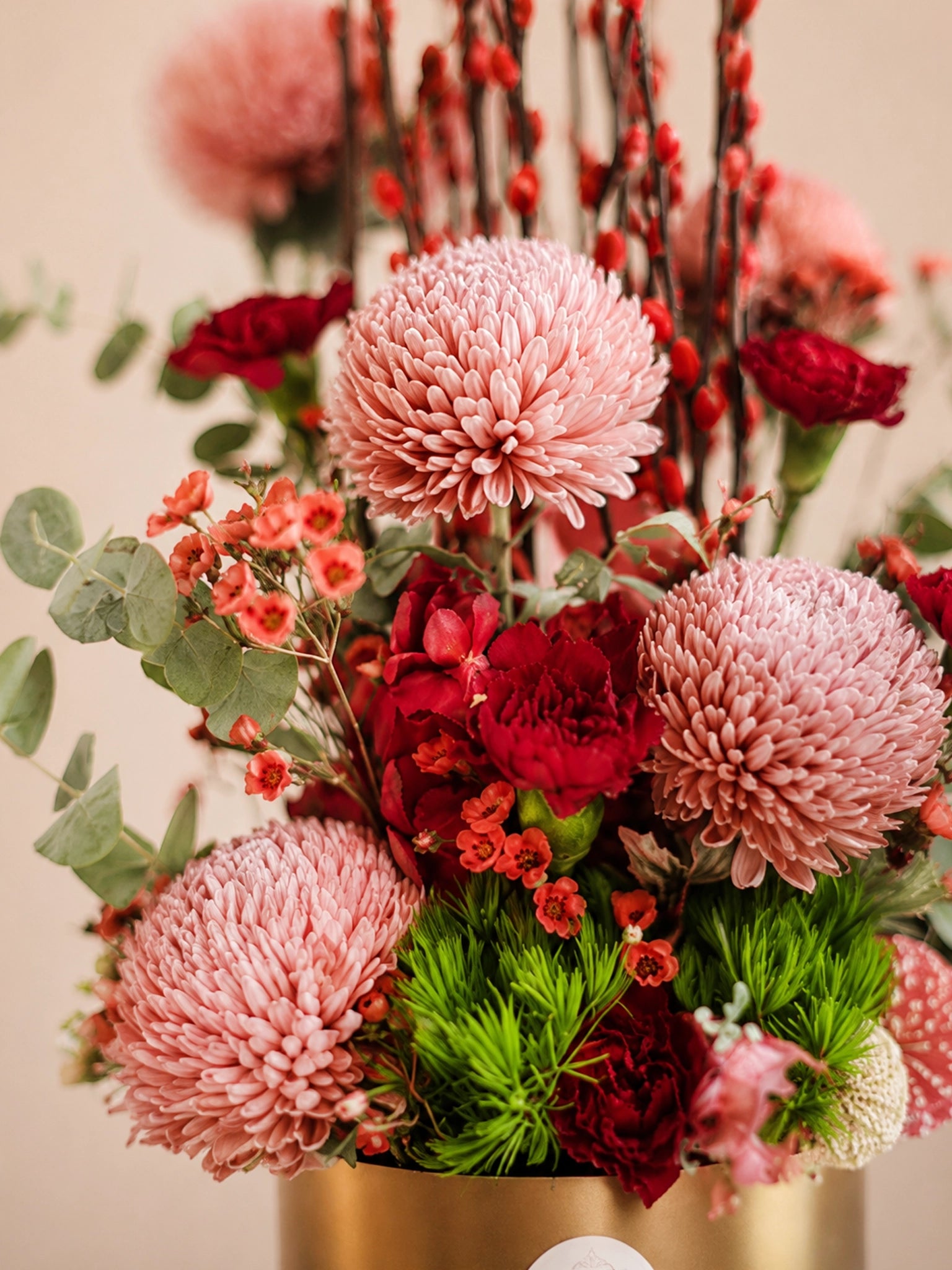 琥珀色花材特寫｜Close-up of amber festive blooms and textures
