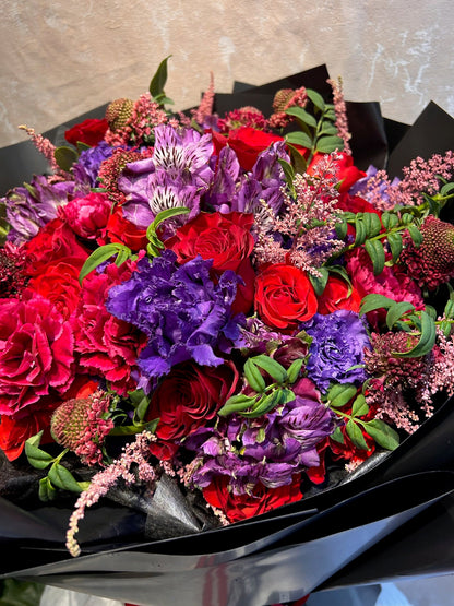 Close-up of Appassionata bouquet｜紅色玫瑰與紫紅花材細節，premium floral arrangement