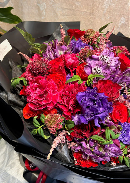 Appassionata bouquet floral details｜層次花材、深紅與紫調細節，luxury bouquet close-up