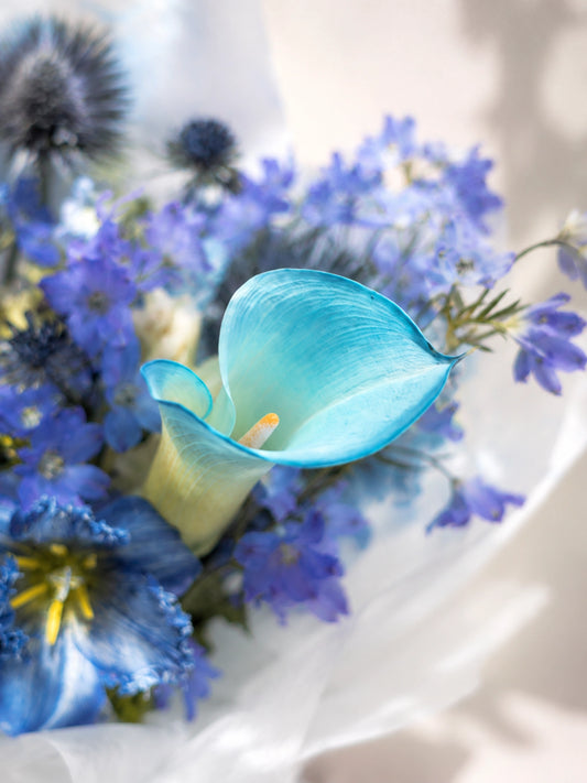Azure Haven 花束特寫｜Blue Calla Lily、Delphinium 及 seasonal flowers，寧靜優雅花藝設計