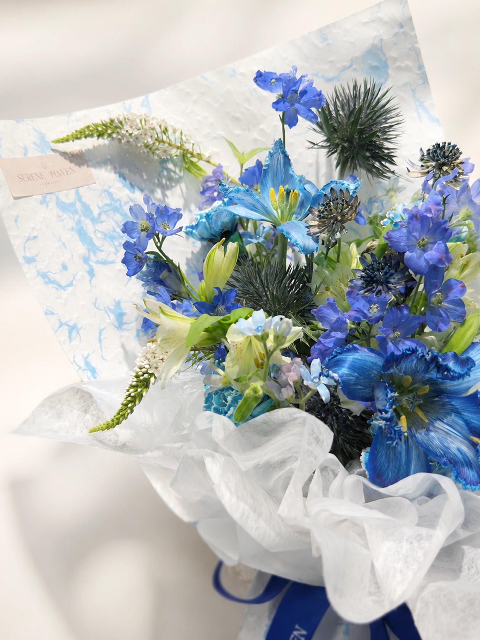 Azure Haven 花束細節｜Blue & White seasonal flowers，自然層次花藝設計