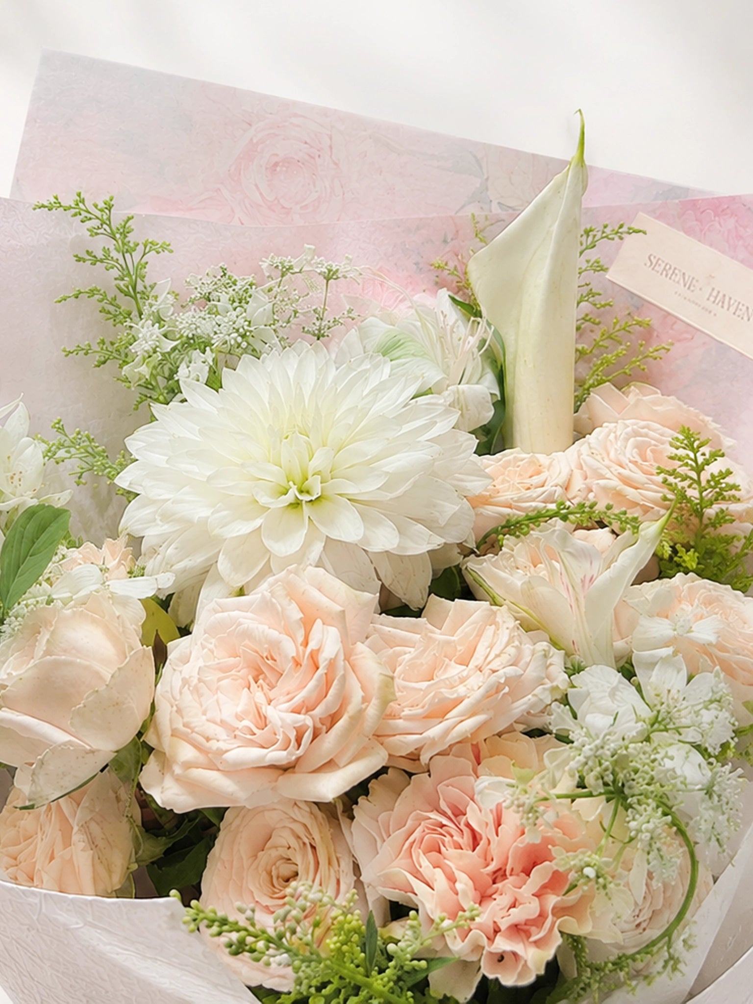 Be Your Side 白色大麗芝、淺粉玫瑰、馬蹄蘭  close-up｜dahlia, rose and calla lily bouquet
