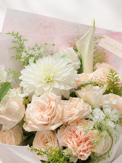 Be Your Side 白色大麗芝、淺粉玫瑰、馬蹄蘭  close-up｜dahlia, rose and calla lily bouquet