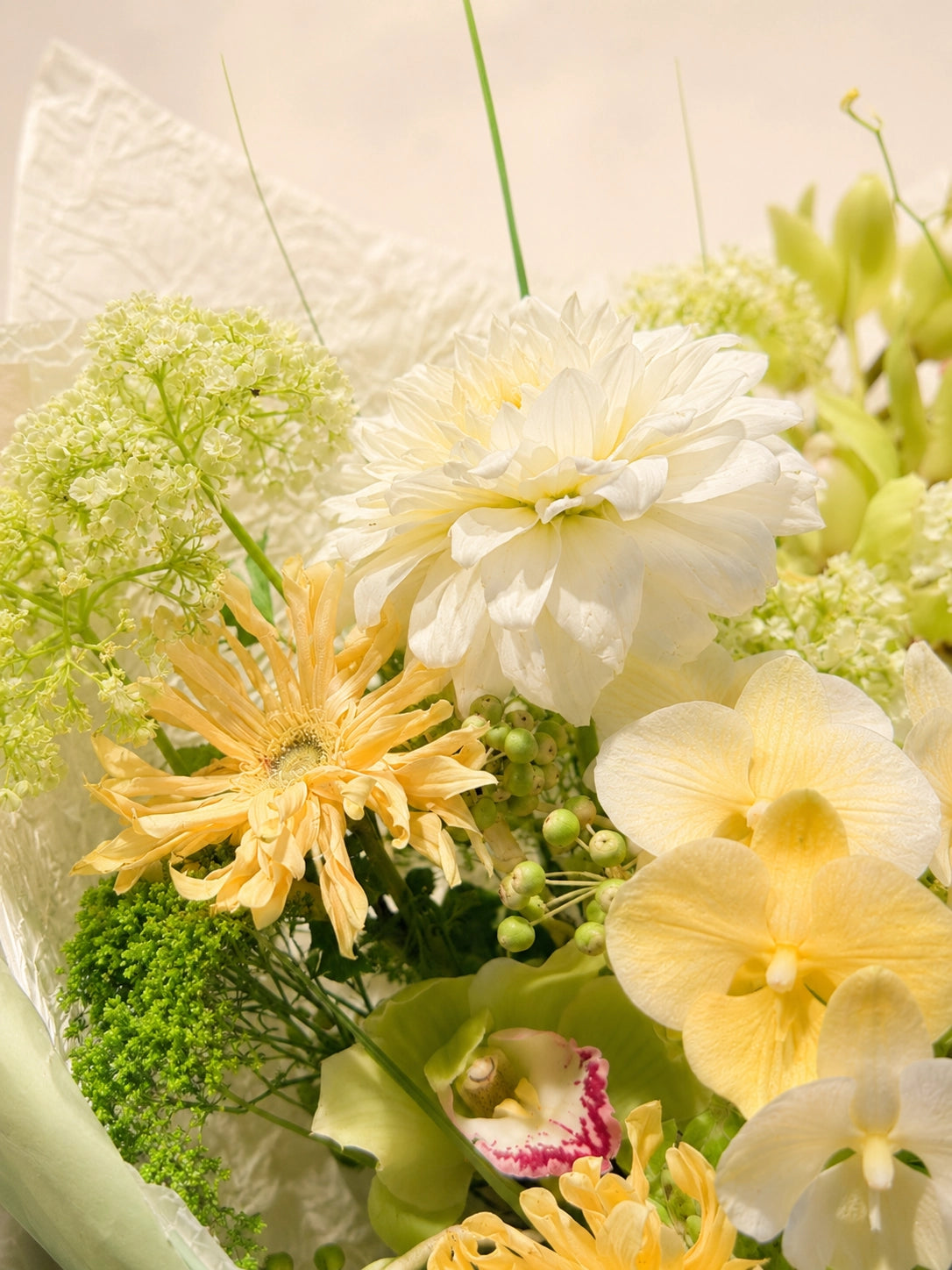 Better Together bouquet detail｜黃色蝴蝶蘭、白色花材與層次花藝細節，fresh bouquet Hong Kong