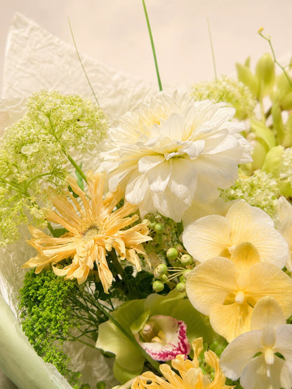 Better Together bouquet detail｜黃色蝴蝶蘭、白色花材與層次花藝細節，fresh bouquet Hong Kong