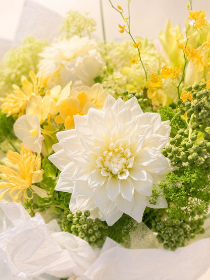 Better Together 花束細節｜White Dahlia 白色大理花 close-up，黃色花材與清新綠葉，fresh flower bouquet
