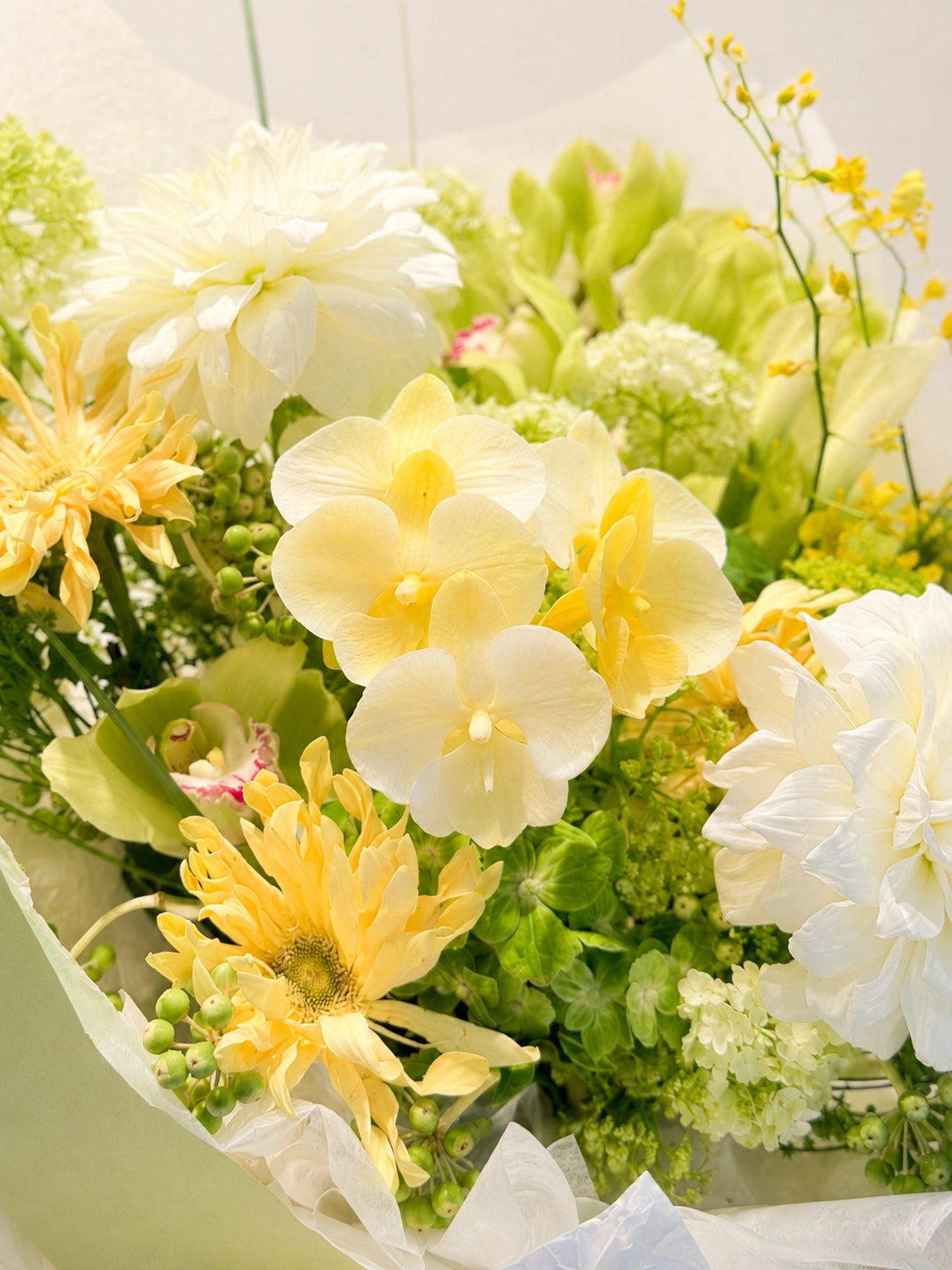 Better Together bouquet detail｜Yellow Orchid 黃色蝴蝶蘭、綠色花材與白色花朵，自然清新花藝設計