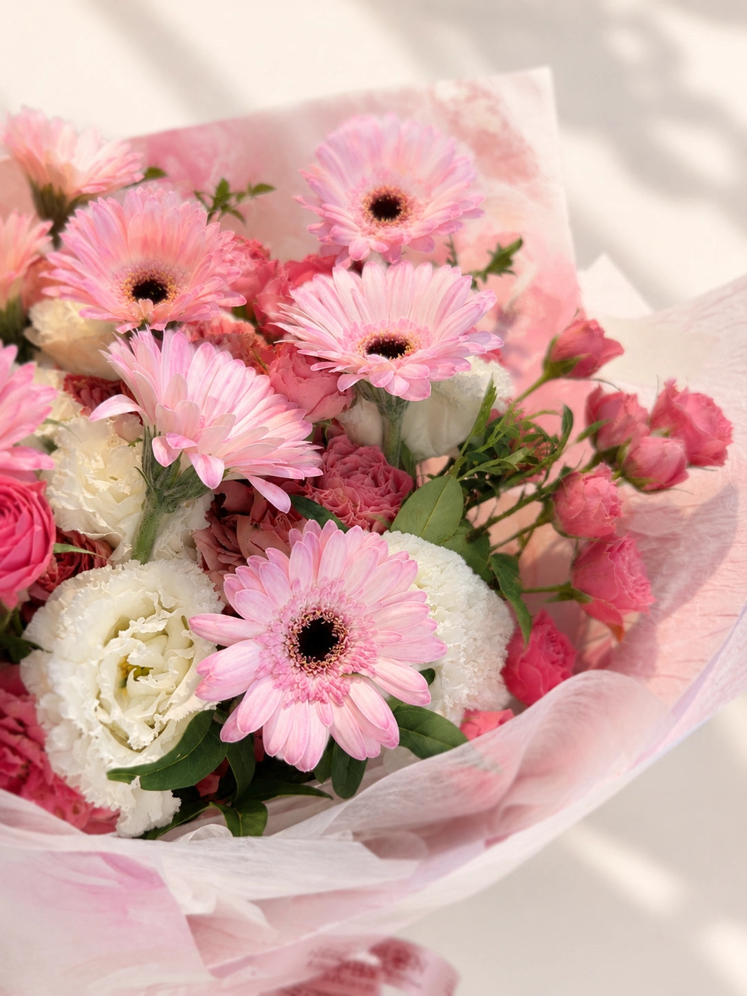 Beyond Words bouquet pink roses and gerberas close-up, sweet romantic flowers for birthday and anniversary | 粉色玫瑰與非洲菊特寫