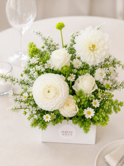 Serene Haven Blanc Garden 桌花近拍。Close-up of Blanc Garden floral arrangement.