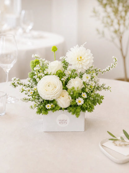 Serene Haven Blanc Garden 白色桌花設計。Blanc Garden tablescape arrangement by Serene Haven.