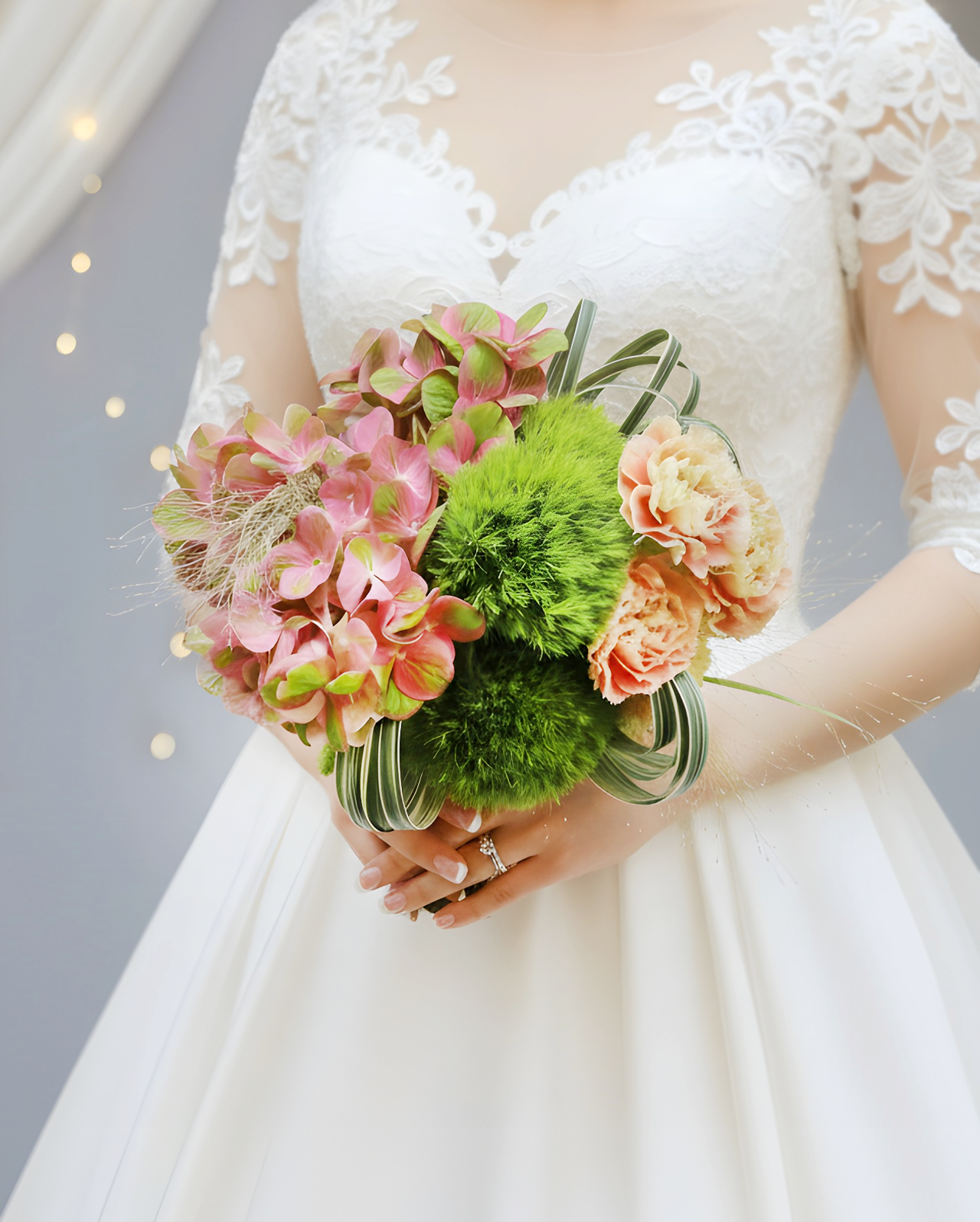 Serene Haven Bliss 新娘花球，柔和綠白色調，現代自然婚禮設計。Modern bridal bouquet in soft green and ivory tones by Serene Haven.