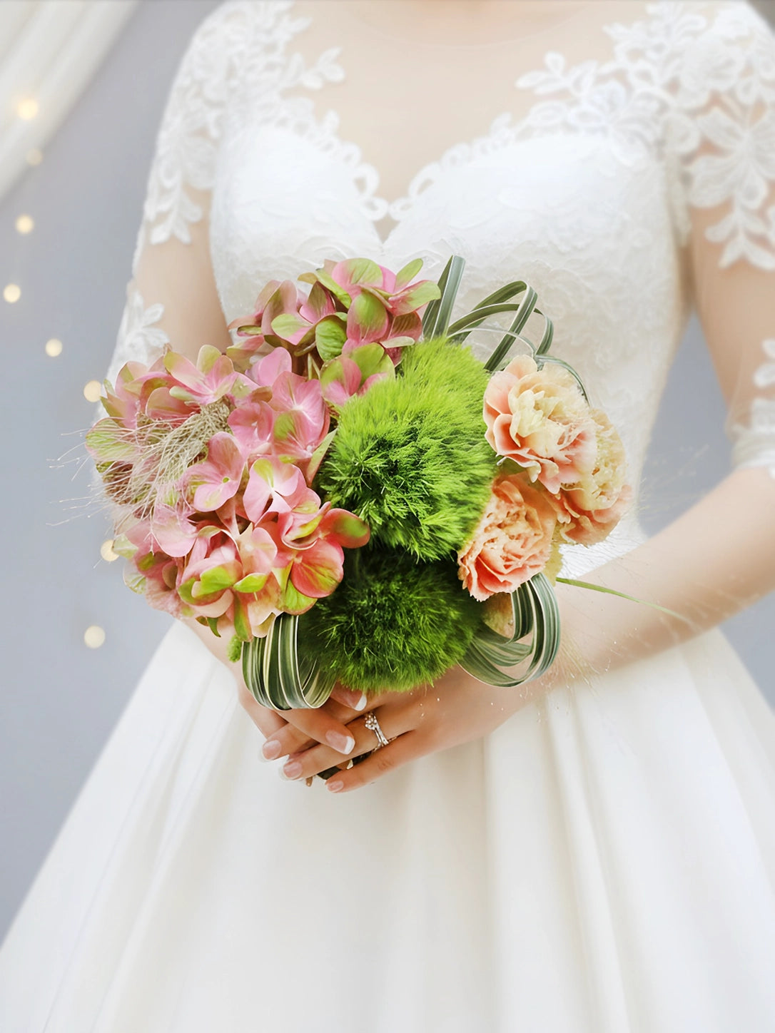 Serene Haven Bliss 新娘花球，柔和綠白色調，現代自然婚禮設計。Modern bridal bouquet in soft green and ivory tones by Serene Haven.
