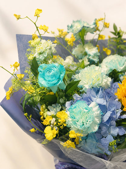 Blue Horizon bouquet detail｜藍玫瑰、藍色繡球花與黃色花材 close-up，鮮花花束細節，Hong Kong florist