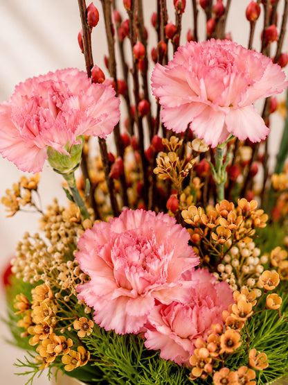 粉色花材特寫｜Close-up of blush festive flowers