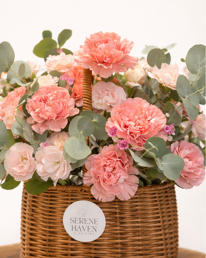 粉色花材特寫｜Close-up of blush seasonal flowers in elegant basket arrangement