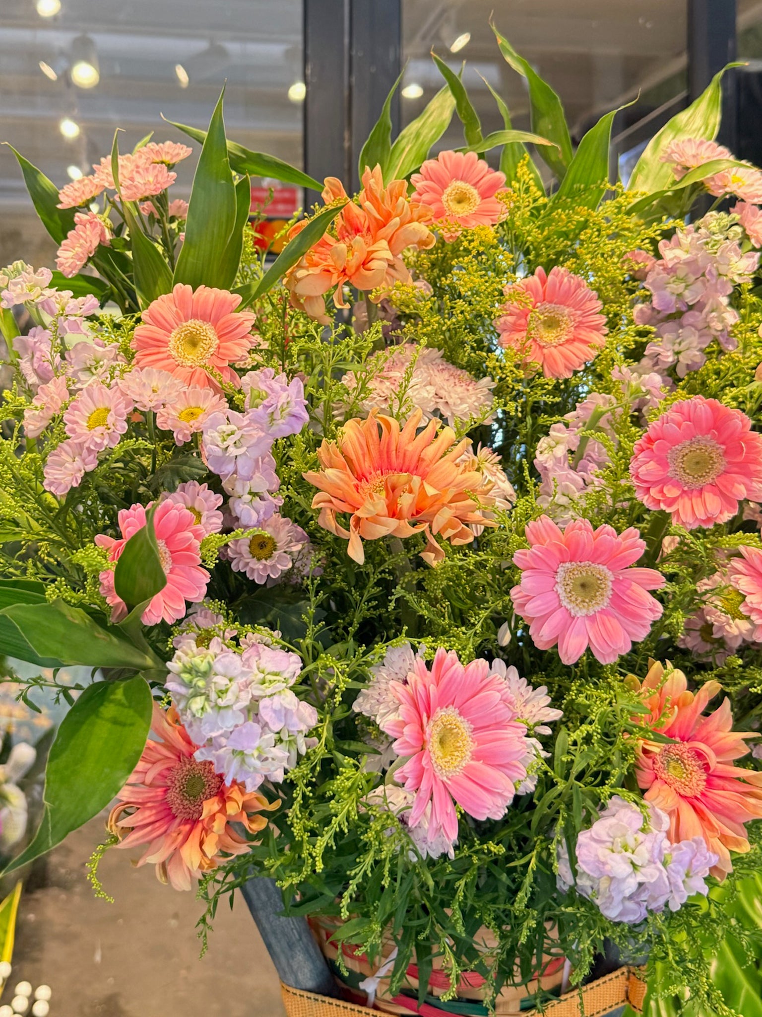 Blush Glow close-up｜粉紅、珊瑚色 gerberas 與 pastel blooms