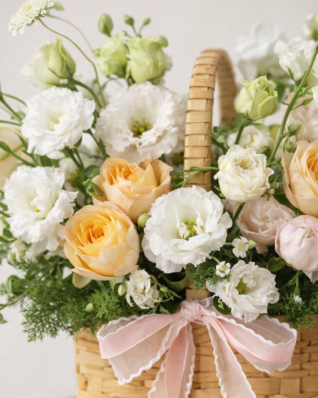 花材細節 Close-up｜Cream roses & seasonal flowers