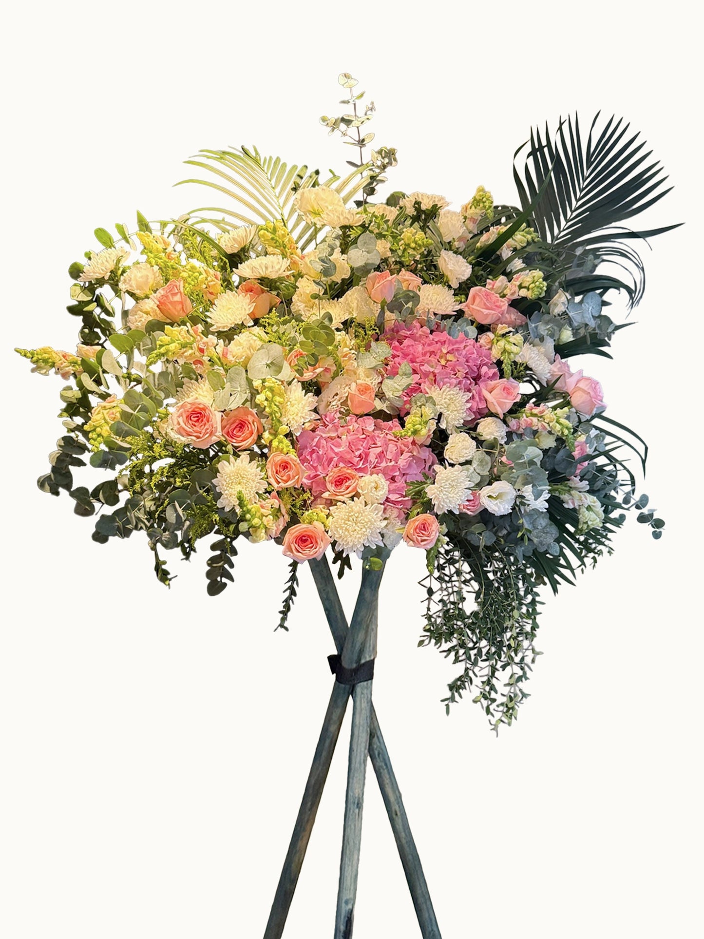 Blush pink、peach 及 cream blooms 配 sculptural greenery 的 elegant floral stand，適合慰問及開張用途
