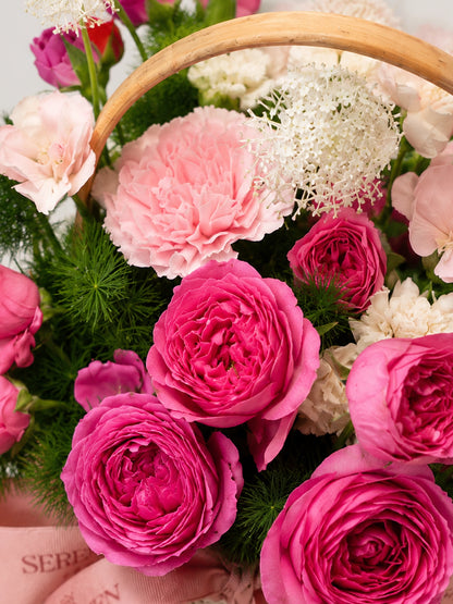 Blush Poem Mini Basket 粉紅 garden roses 及季節花材 close-up