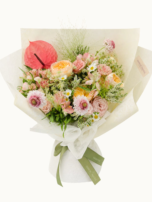 Blush Reverie 花束正面，粉色玫瑰、Gerberas、粉紅 Anthurium 配季節花材，romantic pastel bouquet for birthdays and anniversaries.