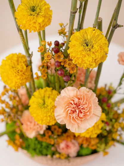 金黃色花材特寫｜Close-up of festive golden blooms