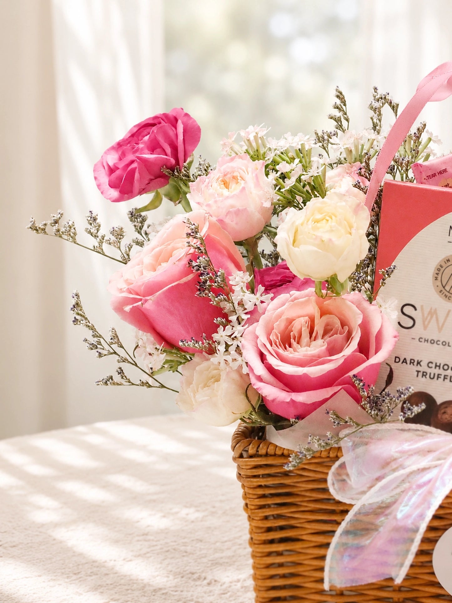 Serene Haven Celebration 花藝細節，玫瑰及季節鮮花近拍。Close-up of seasonal flowers in celebration hamper.