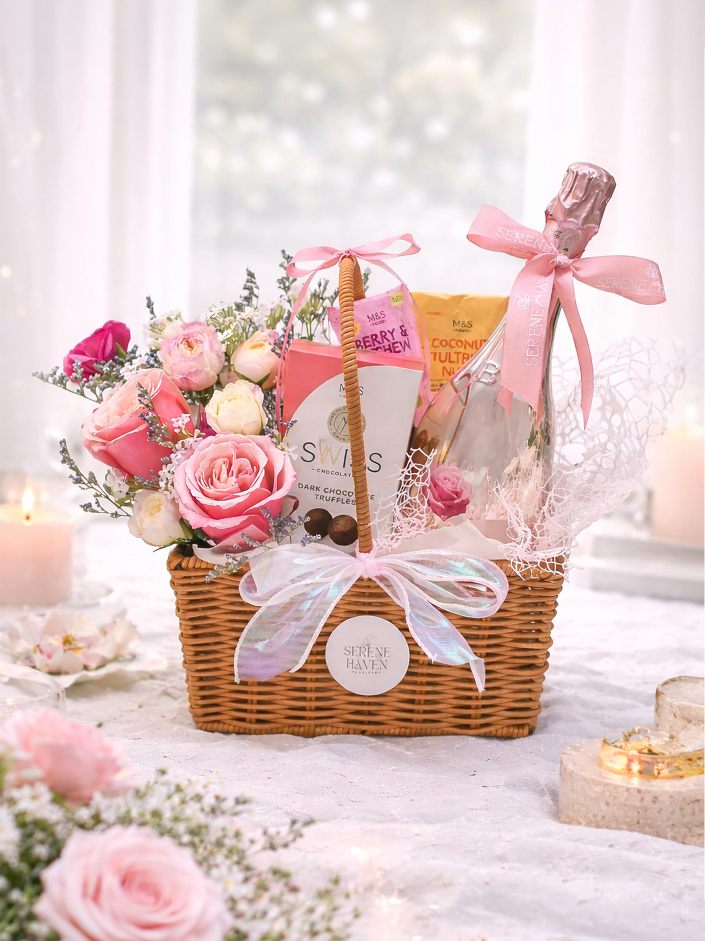 Serene Haven Celebration 花禮籃，鮮花、朱古力及 Moscato Rosé。Celebration floral hamper with wine and chocolate by Serene Haven.