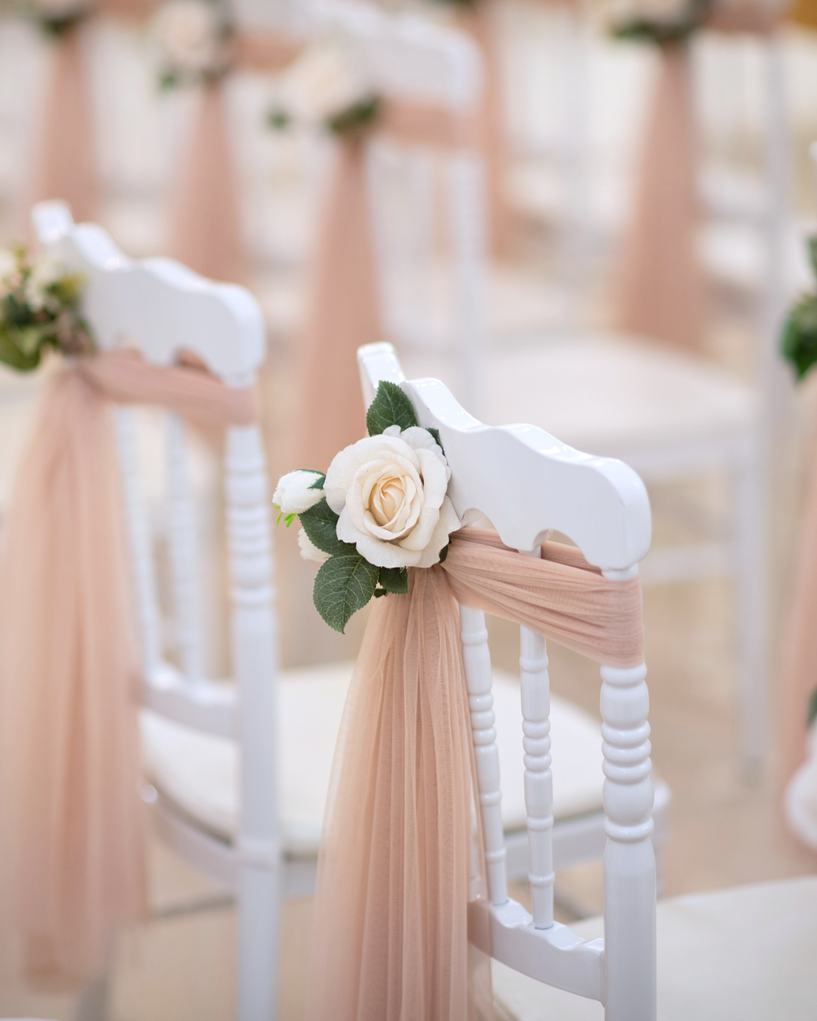 Wedding ceremony chair decorated with elegant white floral arrangement｜婚禮儀式座椅花藝佈置