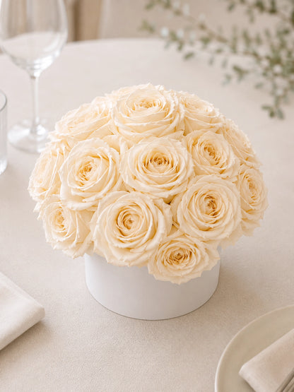 Serene Haven Champagne Rosé 桌花近拍。Close-up of Champagne Rosé floral arrangement.