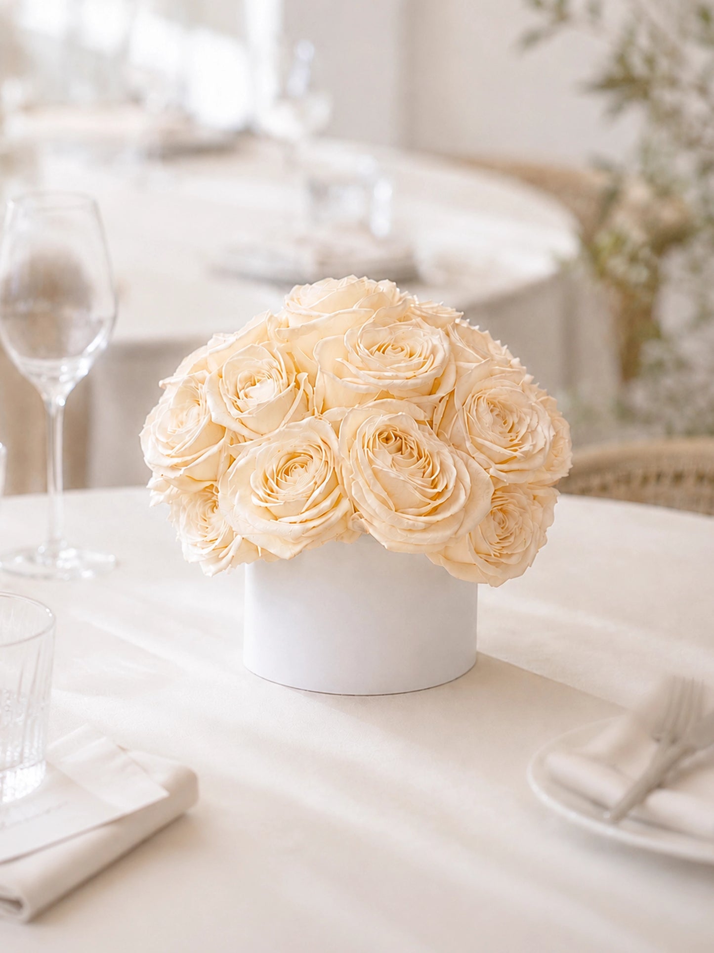 Serene Haven Champagne Rosé 桌花設計，香檳玫瑰圓形花藝。Champagne Rosé tablescape arrangement by Serene Haven.